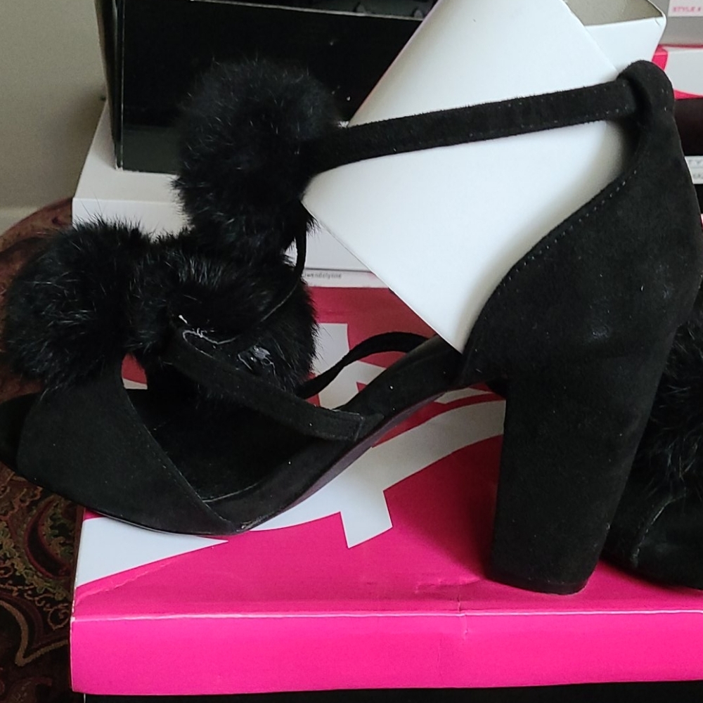 Shoe's - Picture 2 of 4